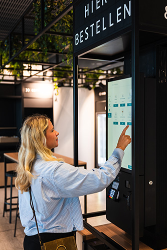 Bestellt und bezahlt wird am zentralen Terminal. Mit dem ausgegebenen QR-Code holen Kunden im Anschluss die gekauften Produkte an den einzelnen Automaten ab. Foto: Smartseller