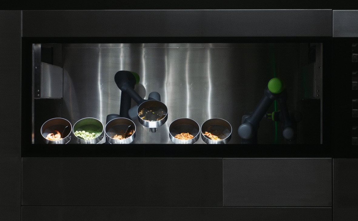 Der Küchenroboter des Start-ups Aitme soll ab dem Frühjahr 2023 in den Betriebsrestaurants von Aramark Gerichte wie Pasta, Bowls und Salate komplett automatisch zubereiten. Foto: Aitme