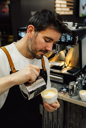 Der dreifache deutsche Latte-Art-Meister Daniel Gerlach ist seit März Markenbotschafter für die halbautomatische Siebträgermaschine WMF Espresso Next von WMF Professional Coffee Machines. Foto: WMF