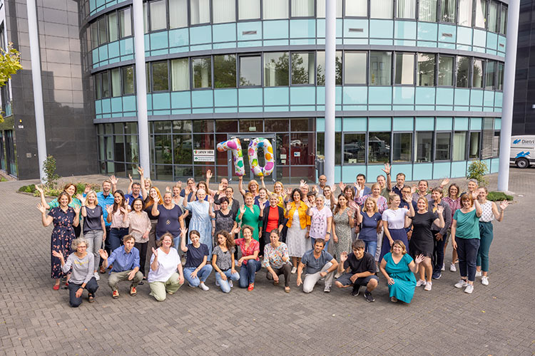 In der DGE-Hauptgeschäftsstelle in Bonn arbeiten über 120 Mitarbeiter in Voll- und Teilzeit, die sich über das 70-jährige Jubiläum freuen. Foto: DGE / Tobias Vollmer, fotojetzt.com
